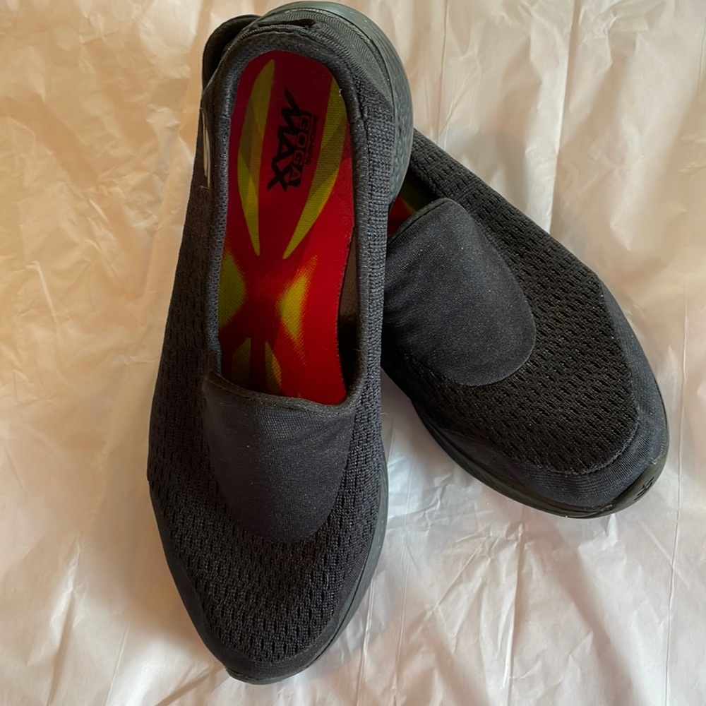 Skechers Go Walk 4 GOGA MAX size 8 1/2 Black gently worn